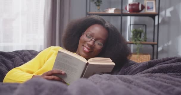 Primer Plano Retrato Mujer Adulta Gafas Tumbadas Sofá Libro Lectura — Vídeos de Stock
