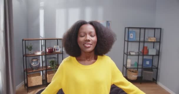 소파에 떨어지고 노란색 스웨터에 아프리카계 미국인 여자의 초상화를 닫습니다 소파에 — 비디오