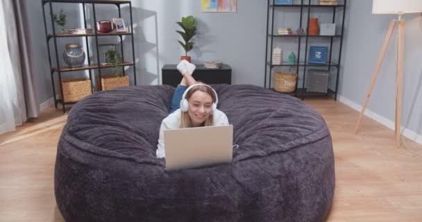 Femme Allongée Sur Ventre Sur Canapé Tapant Sur Ordinateur Portable — Video