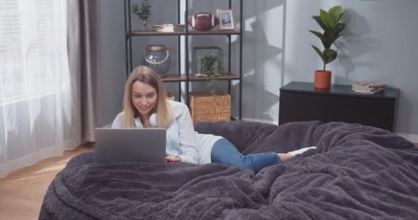 Retrato Mulher Caucasiana Adulta Deitada Lado Sofá Digitando Laptop Mulher — Vídeo de Stock
