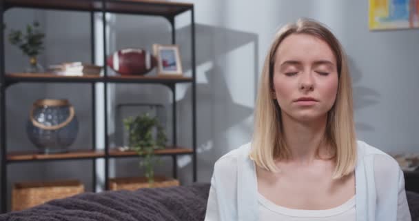 Meditasyon Yapan Güzel Sarışın Kadının Portresi Kapalıymış Kadın Kafasını Temizliyor — Stok video