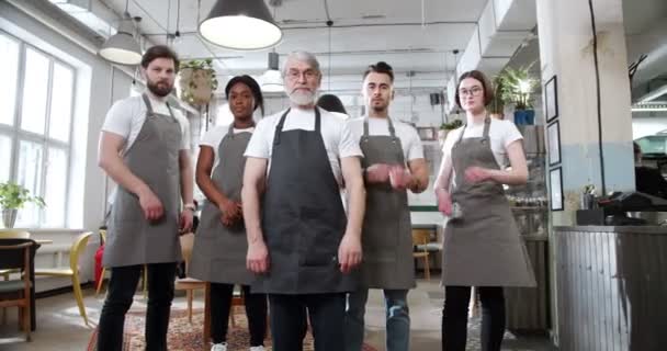 Portrét Smíšeného Týmu Zaměstnanců Restaurací Stojících Náčelníkem Pózujících Před Kamerou — Stock video