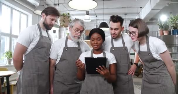 Equipo Carreras Mixtas Cocineros Pie Restaurante Viendo Algo Dispositivo Tableta — Vídeos de Stock