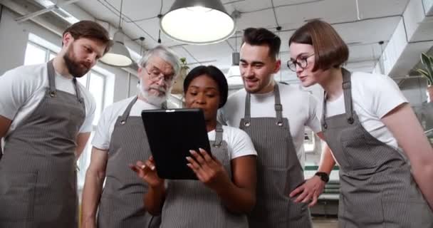 Afroameričtí Kuchaři Stojí Restauraci Dívají Něco Tabletu Mluví Plánovací Menu — Stock video