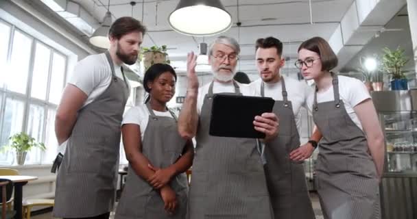 Vecchio Chef Anziano Caucasico Cuoco Con Dispositivo Tablet Mano Dando — Video Stock