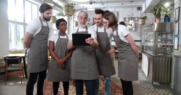 Bearded Grey Haired Man Glasses Apron Gestures Shows Younger Workers — Stock Video