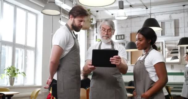 Caucasiano Cozinheiro Velho Chef Sênior Com Dispositivo Tablet Nas Mãos — Vídeo de Stock
