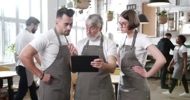 Der Kaukasische Alte Chefkoch Kocht Mit Tablet Gerät Der Hand — Stockvideo