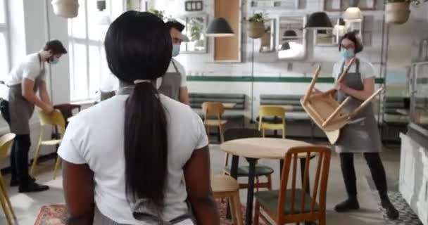 Les Employés Café Dans Des Tabliers Gris Des Masques Médicaux — Video
