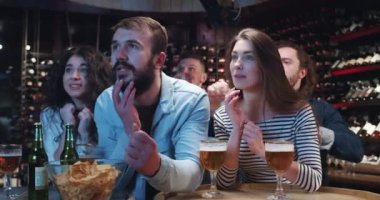 Bir grup genç arkadaş barda takılıyor, televizyon izliyor ve bira içerken spor takımını destekliyor. Gergin anlar tezahürat ve alkışlarla sonuçlanır, kızlar ve erkekler zıplar, güler ve heyecanla bağırırlar..