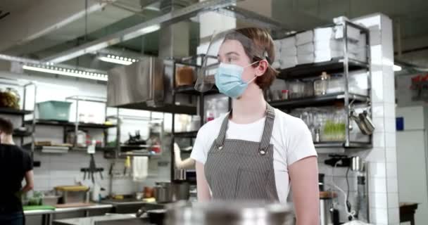 Retrato Joven Camarera Caucásica Guapa Máscara Escudo Delantal Pie Cafetería — Vídeos de Stock