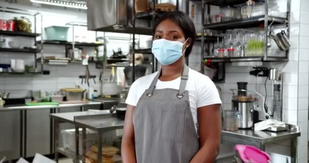 Πορτρέτο Της Νεαρής Αφροαμερικανής Όμορφης Σερβιτόρας Μάσκα Και Ποδιά Στέκεται — Αρχείο Βίντεο