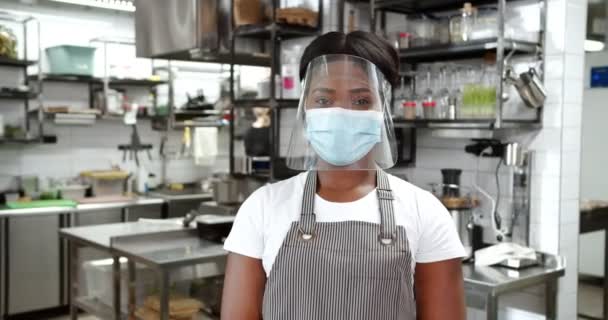 Portrét Mladé Afroameričanky Hezké Servírky Maskovacím Štítu Zástěře Stojící Kavárně — Stock video