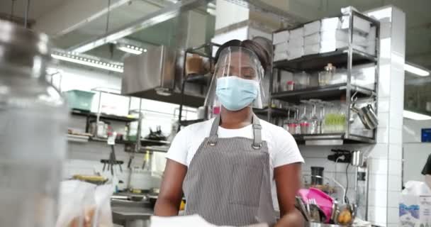 Porträtt Ung Afroamerikan Söt Kvinnlig Servitris Mask Sköld Och Förkläde — Stockvideo