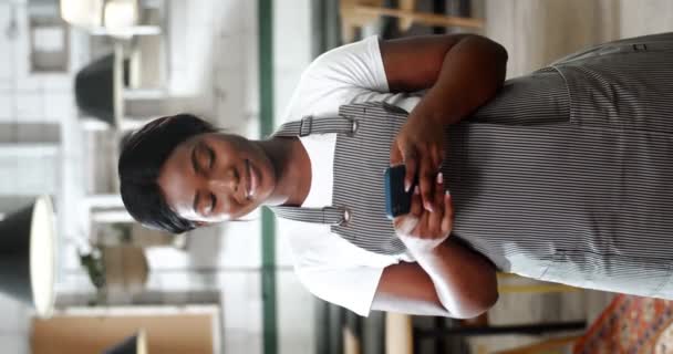 Вертикальний Портрет Красивої Афроамериканської Молодої Жінки Офіціантки Фартусі Стоїть Кухні — стокове відео