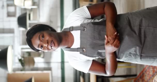Young African American Woman Apron Talks Camera Smiling Gesturing Hands — Stock Video