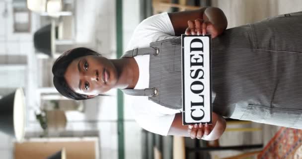 Vertikální Portrét Krásné Mladé Afroameričanky Číšnice Stojící Kavárně Kuchyni Předvádějící — Stock video