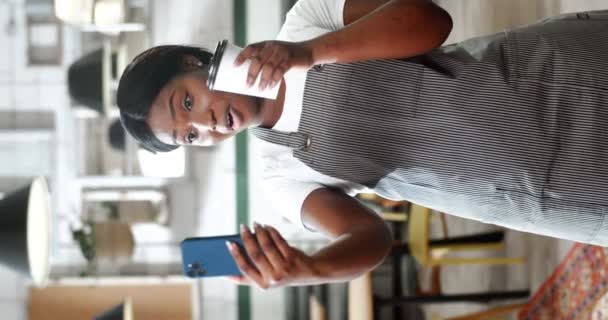 Schöne Afroamerikanische Kellnerin Schürze Die Der Caféküche Steht Telefoniert Und — Stockvideo