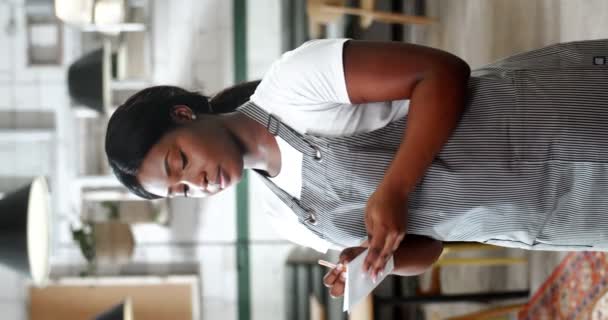 Jovem Afro Americana Avental Segura Bloco Notas Faz Anotações Com — Vídeo de Stock