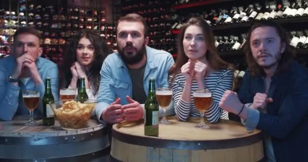 Kaukasiska Sport Fans Sitter Bar Med Och Snacks Och Muntra — Stockvideo