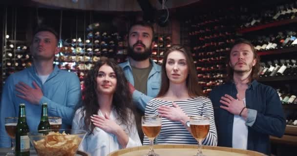 Barda Bir Grup Genç Arkadaş Bir Arada Duruyor Her Biri — Stok video