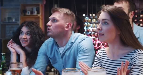 Skupina Mladých Přátel Poflakuje Baru Dívá Televizi Podporuje Sportovní Tým — Stock video