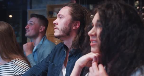 Grupa Młodych Przyjaciół Spędza Czas Barze Oglądając Telewizję Wspierając Drużynę — Wideo stockowe