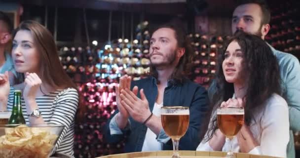 Jovens Homens Mulheres Caucasianos Passam Tempo Juntos Pub Aplaudem Equipe — Vídeo de Stock