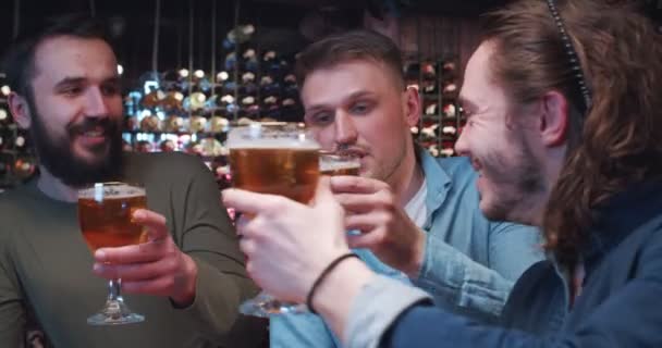 Caucasianos Bonitos Bebendo Cerveja Pub Noite Conversando Assistindo Jogo Esportivo — Vídeo de Stock