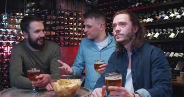 Grupo Jovens Frequentam Bar Compartilhando Histórias Sobre Copos Cerveja Tigela — Vídeo de Stock