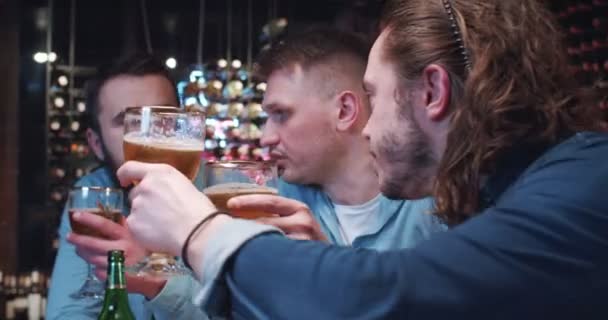 Caucasianos Bonitos Bebendo Cerveja Pub Noite Conversando Assistindo Jogo Esportivo — Vídeo de Stock
