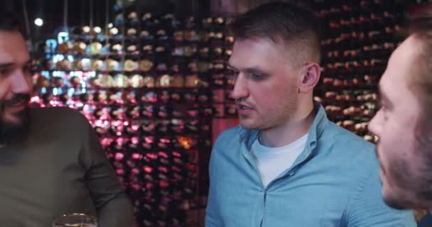 Beyaz Tenli Yakışıklı Gençler Gece Barda Bira Içip Sohbet Ediyor — Stok video