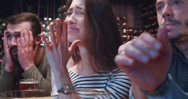 Bir Grup Genç Arkadaş Barda Oturup Televizyon Izliyor Bira Içerken — Stok video