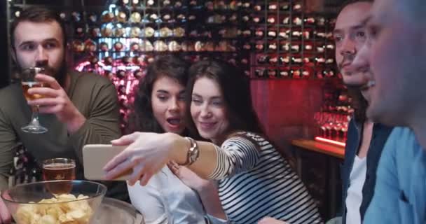 Grupo Jovens Amigos Sentar Bar Sorrindo Divertindo Com Lanches Cerveja — Vídeo de Stock