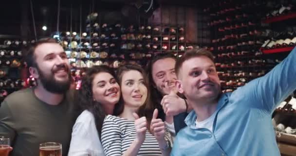 Hlasitá Veselá Společnost Bělošských Přátel Kteří Jásají Baru Fotí Selfie — Stock video