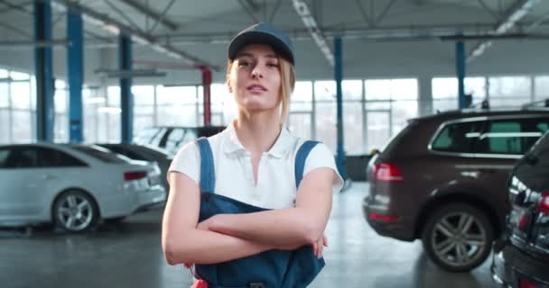 Retrato Tiro Caucasiano Jovem Bela Mulher Uniforme Chapéu Garagem Grande — Vídeo de Stock