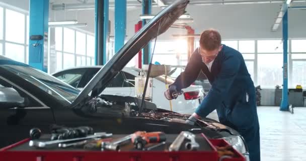 Mécanicien Masculin Caucasien Uniforme Lunettes Réparation Moteur Voiture Service Automobile — Video