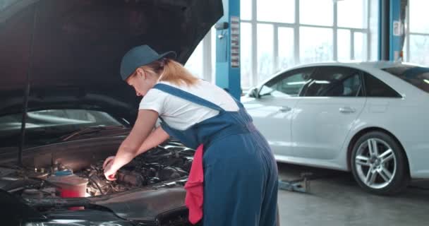 Kaukázusi Női Szerelő Egyenruhában Autómotor Javítás Autószervizben Fiatal Női Mérnök — Stock videók
