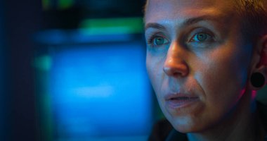 Kafkasyalı kadın siber polis memurunun gece bilgisayar ekranının önünde oturup çalışmasını. Dişi hacker virüs ya da antivirüs yaratırken çok düşünür. Zor Bu çalışma konsepti.