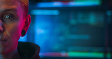 Kafkasyalı, kısa sarı saçlı, ciddi bir kadının yüzünün yarısını kapat. Sonra da geceleri monitörlerle karanlık odada kameraya bak. İsimsiz kadın hacker konsepti. Siber polis kadın..