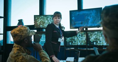 Genel merkezin kadın başkanı ve üniformalı askerler için sunum yapıyor. Afrika kökenli Amerikalı erkek ve Kafkasyalı kadınlar ordu gözetiminden geçildiğini bildiriyor..