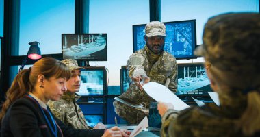 Afrika kökenli Amerikalı genç bir adam, karargah şefi gelip Beyaz askerlere görevlerle ilgili belgeler veriyor. Ordunun damızlık ve planlarından bahsediyordu. Ordu operasyonunun beyin fırtınası.