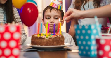 Doğum günü kutusundaki küçük, şirin, beyaz çocuğun fotoğrafını çek.