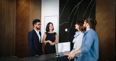 Genç ve çekici bir çift otel resepsiyonuna yaklaşıyor. Hem erkek hem de kadın resepsiyonistler yeni ziyaretçileri selamlıyor. İki yakışıklı bavulla giriş yapıyor..