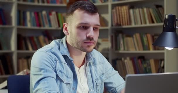 Gros Plan Homme Caucasien Assis Dans Bibliothèque Travaillant Ordinateur Portable — Video