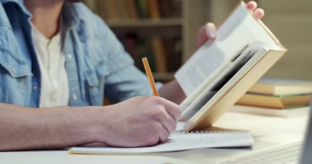 Gros Plan Écriture Étudiant Masculin Dans Cahier Avec Crayon Tout — Video