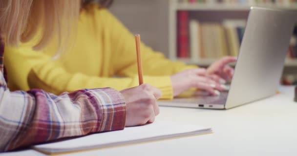 Gros Plan Écriture Féminine Caucasienne Avec Crayon Dans Cahier Ami — Video