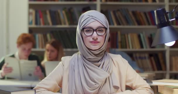 Retrato Bela Jovem Muçulmana Árabe Hijab Óculos Sentados Sala Biblioteca — Vídeo de Stock