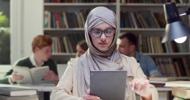 Wanita Muslim Arab Muda Dalam Jilbab Dan Kacamata Yang Bekerja — Stok Video