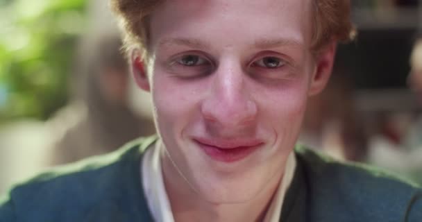 Porträtt Ung Glad Rödhårig Vit Man Student Sitter Vid Bordet — Stockvideo